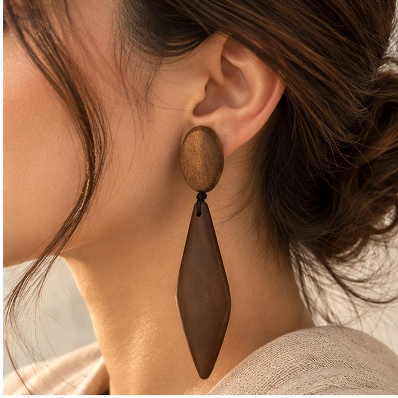 گوشواره چوبی آبان روی گوش