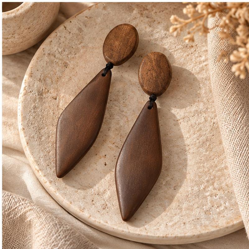 گوشواره چوبی آبان در نمای فلت لی