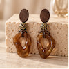گوشواره چوبی روژان روی گوش