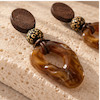 گوشواره چوبی روژان روی گوش از نمای نزدیک
