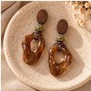 گوشواره چوبی روژان روی گوش نمای فلت