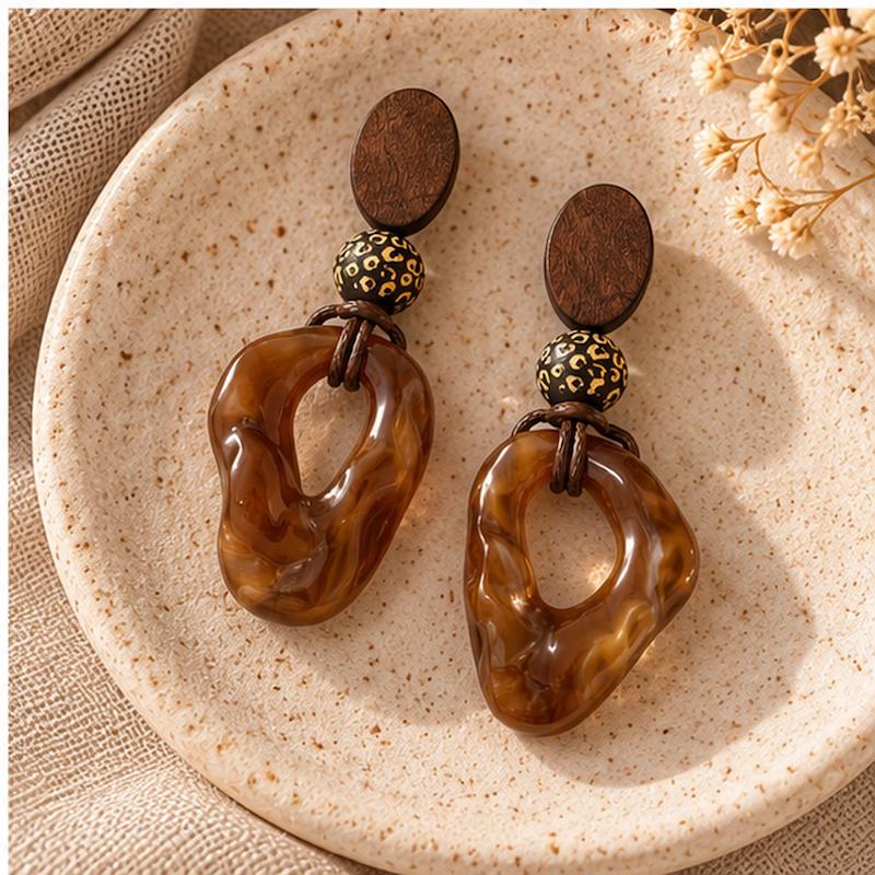 گوشواره چوبی روژان روی گوش نمای فلت