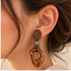 گوشواره چوبی روژان روی گوش