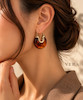 گوشواره قهوه‌ای پلنگی VERA روی گوش