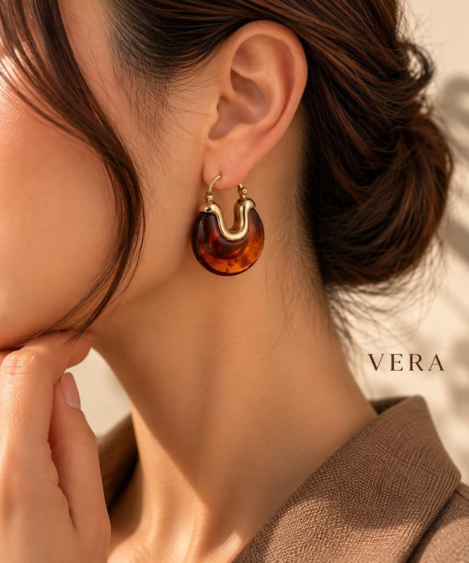 گوشواره قهوه‌ای پلنگی VERA روی گوش