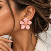 گوشواره فلورا روی گوش، گوشواره صورتی، گوشواره گل VERA