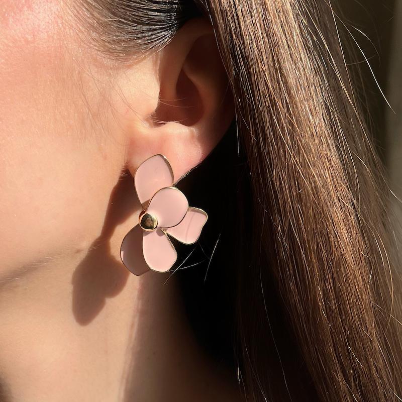 گوشواره نیم گل صورتی