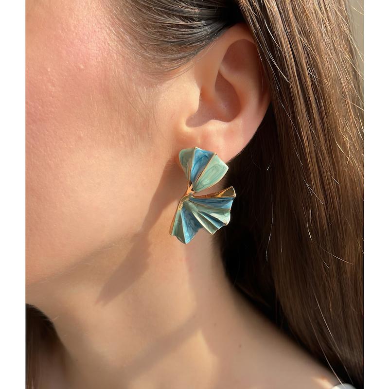 گوشواره نیم گل پیچ آبی میناکاری