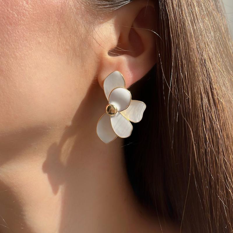 گوشواره نیم گل سفید 