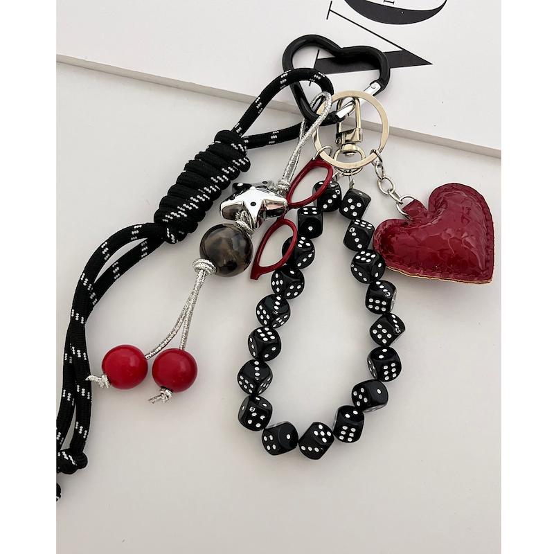 چارم بگ قلب قرمز و عینک 