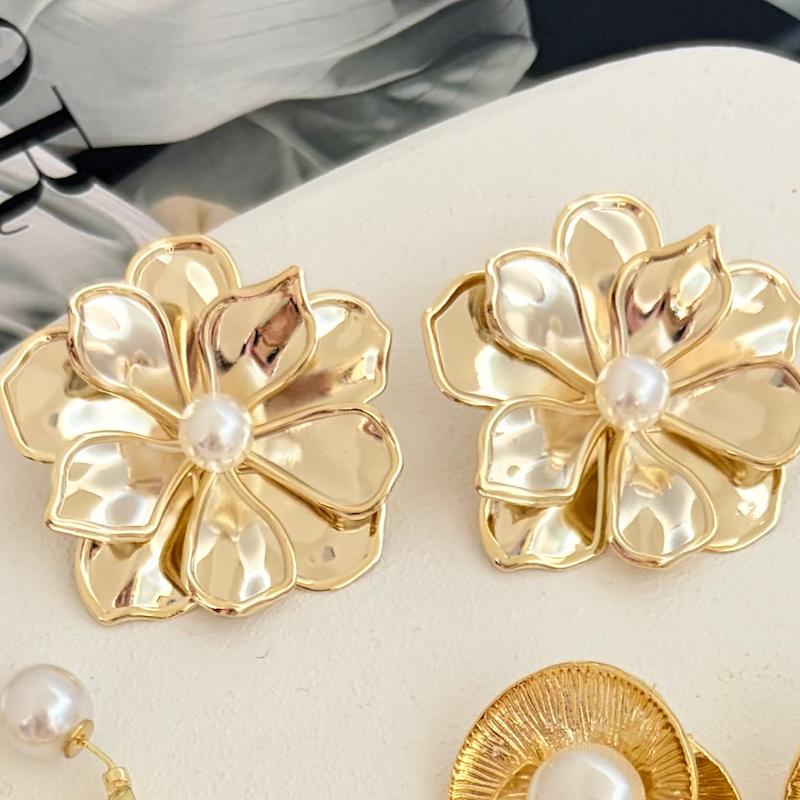 گوشواره گلبرگی طلایی