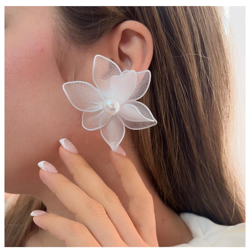 گوشواره گل سفید پارچه ای مروارید دار