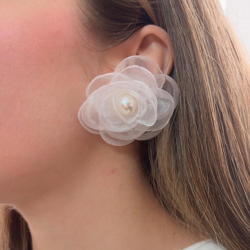 گوشواره گل رز حریر سفید