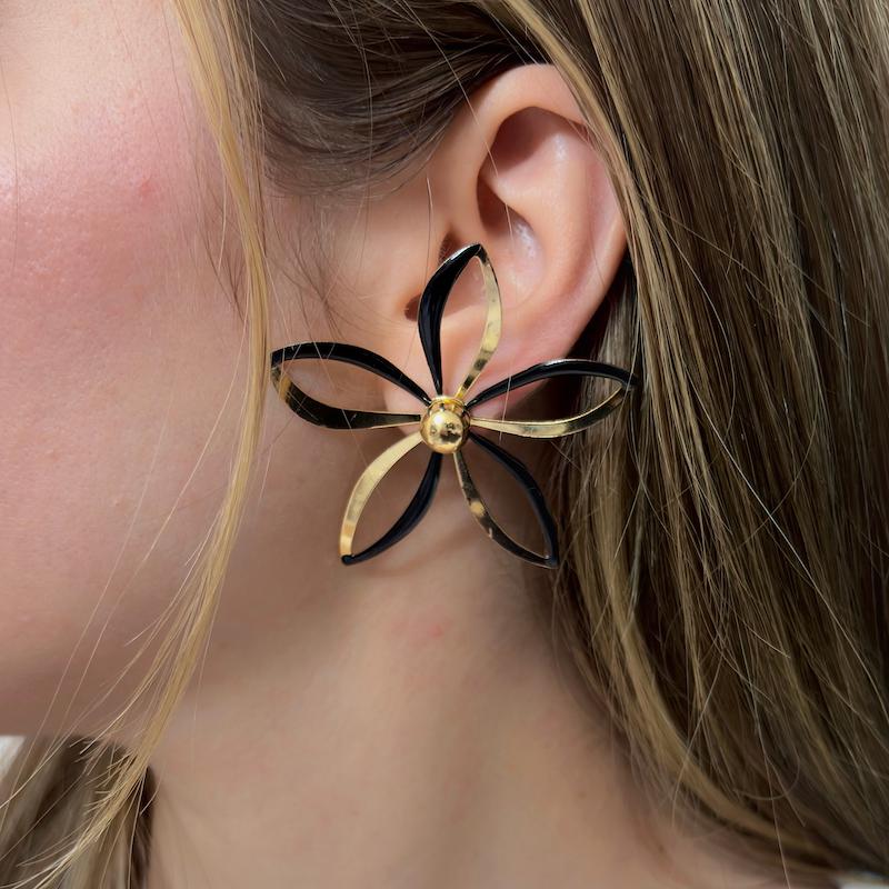 گوشواره گل مشکی طلایی بزرگ 