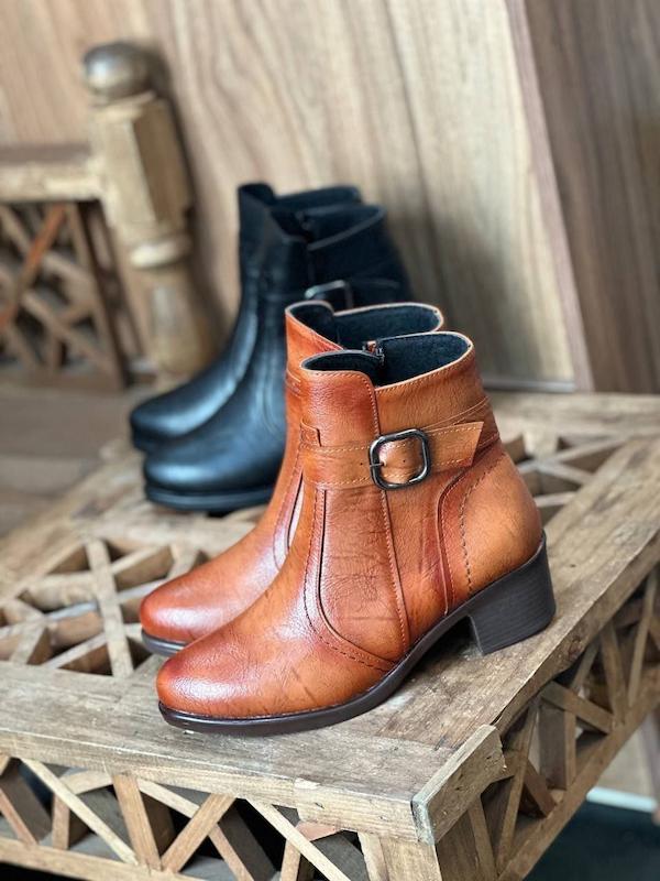 نیم بوت زنانه عسلی و مشکی سگک دار