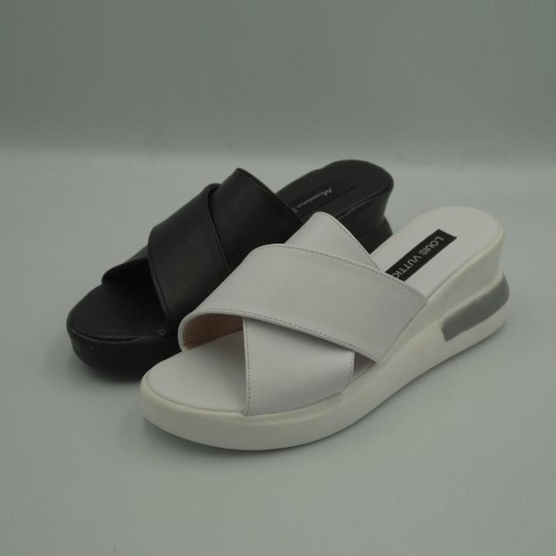 دمپایی روفرشی زنانه مشکی و سفید