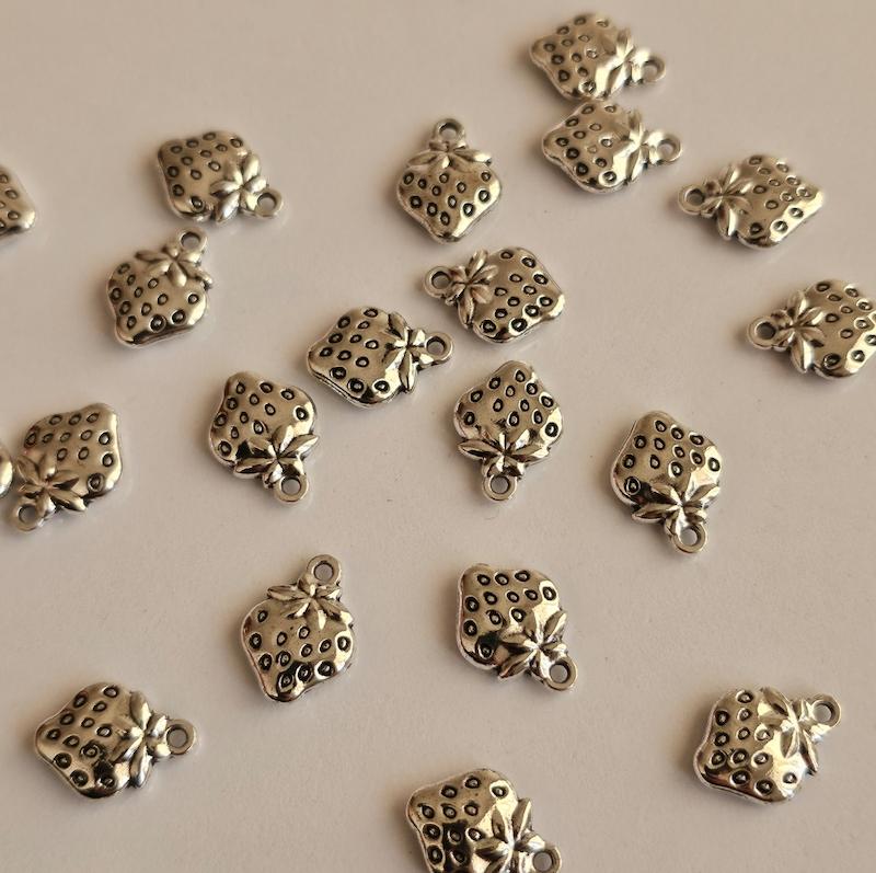 توت فرنگی فلزی سیلور(آویز)