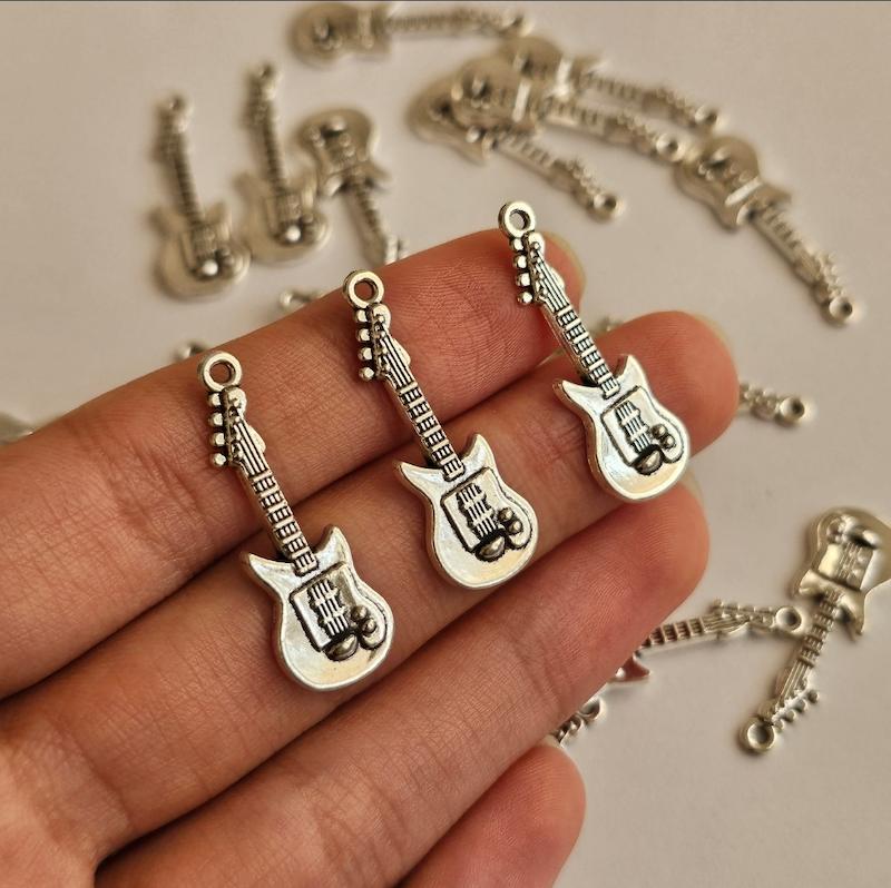 آویز گیتار سایز بزرگتر🎸
