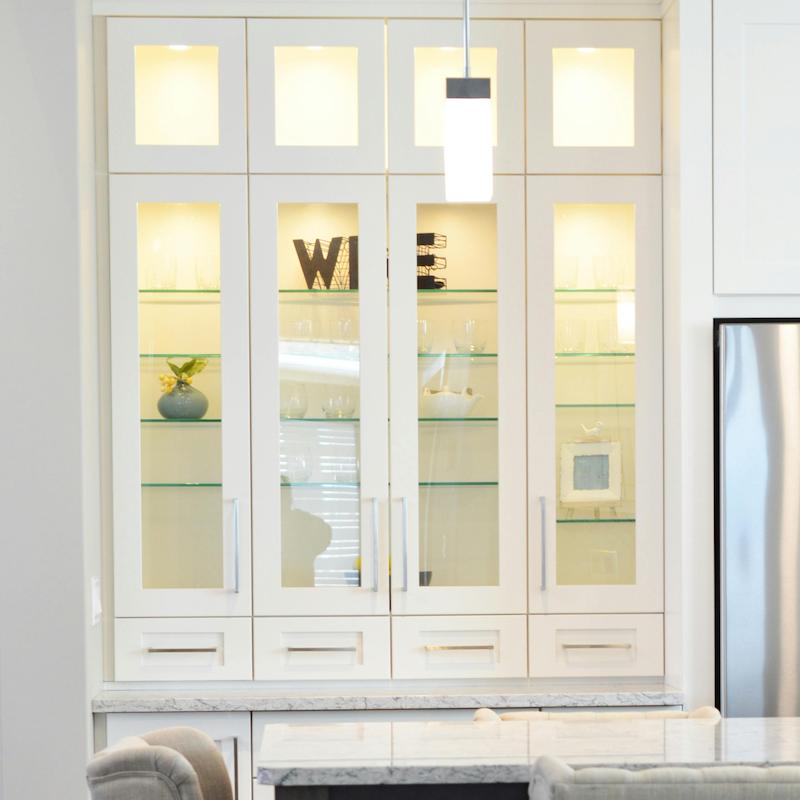 کمد جوبی با درب شیشه ای _ مدل ویترینی کلاسیک مدرن