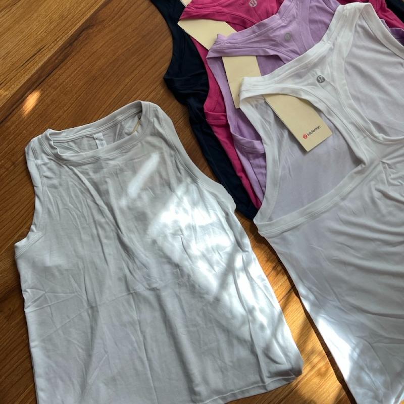 2️⃣ نمای بالا از پارچه تنفسی تاپ Lululemon Swiftly Tech