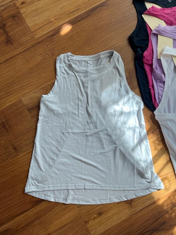 2️⃣ نمای نزدیک از پارچه تنفسی تاپ Lululemon Swiftly Tech