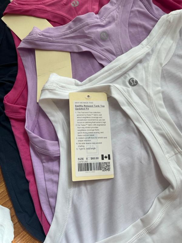 3️⃣ تاپ زنانه Lululemon Swiftly Tech از نمای پشت با لوگوی برند