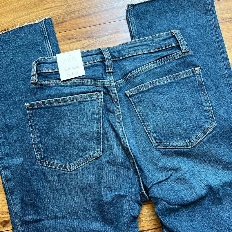 نمای پشت شلوار جین فلر زارا Zara مدل Cropped Flare Medium Blue