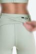 جزییات تنخور لگ ورزشی زنانه آن On مدل Performance Tights از پشت