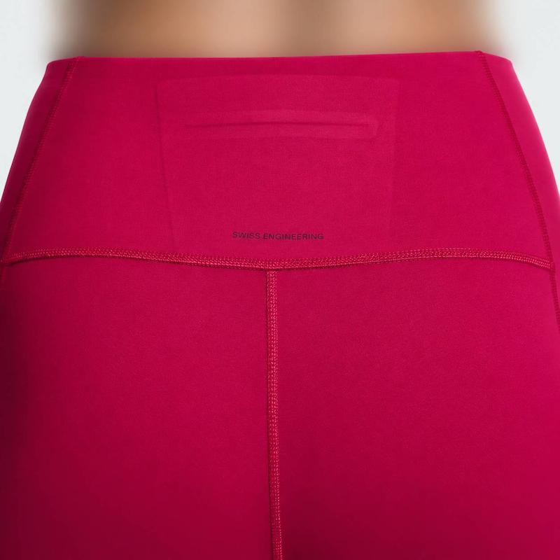 جزییات لگ ورزشی زنانه آن On مدل Studio Tights 7/8