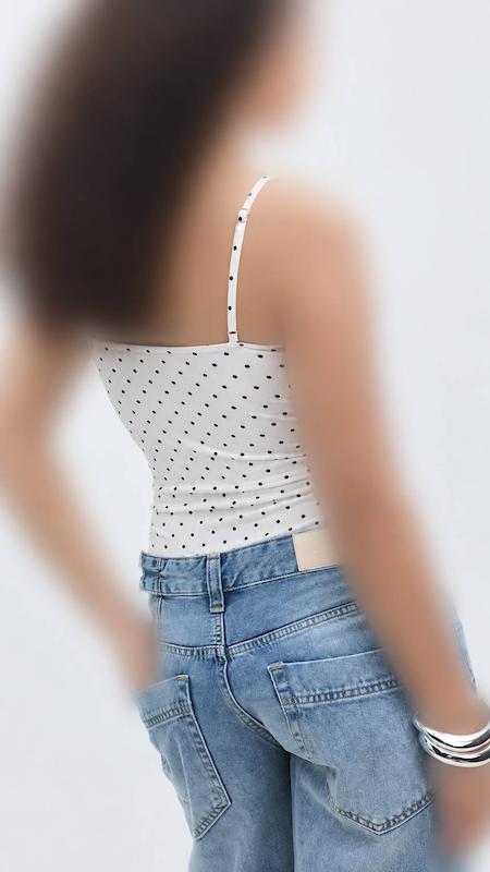 نمای بغل از بادی زنانه استرادیواریوس Stradivarius مدل Polka dot V-neck 
