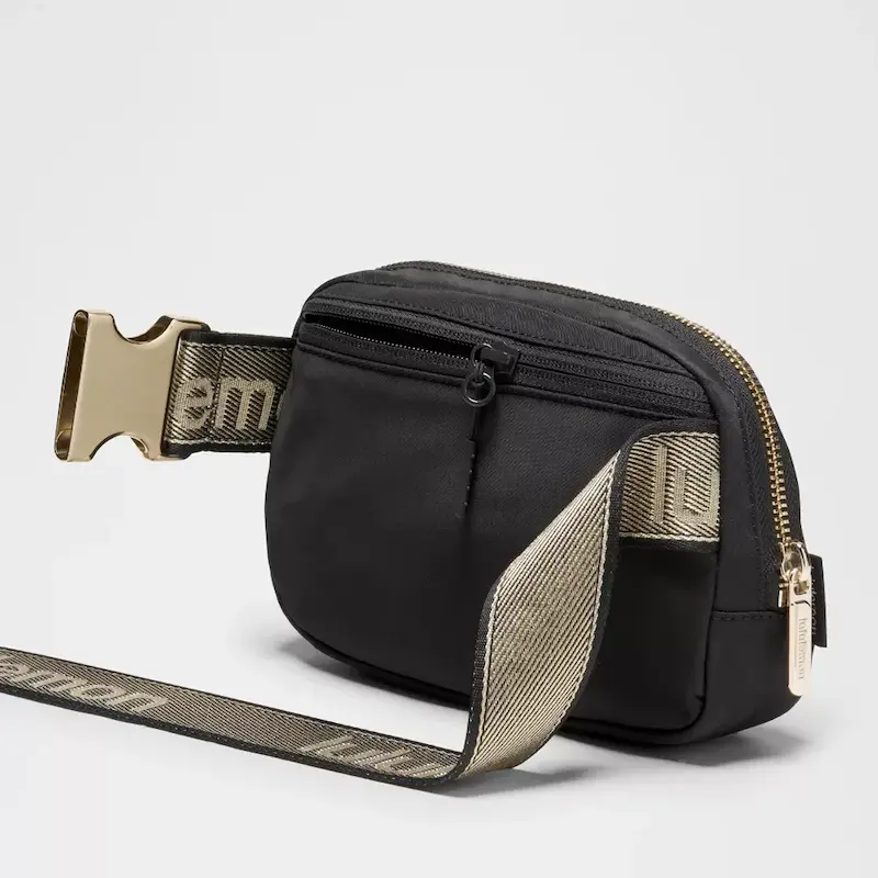 نمای نزدیک از کیف کمری لولولمون Lululemon مدل Metal Hardware 