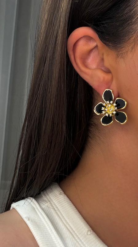 گوشواره گل ‌مشکی