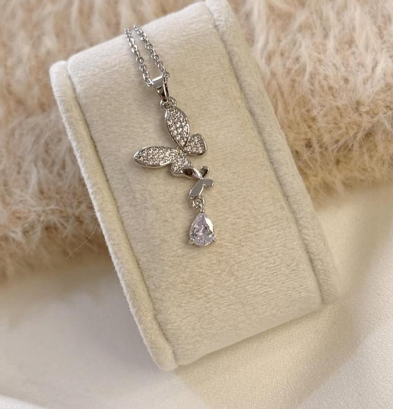 گردنبند پروانه با آویز کریستال 