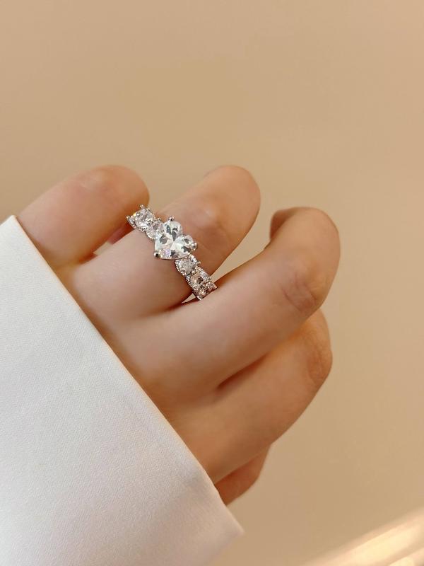 انگشتر جواهری قلب سفید 