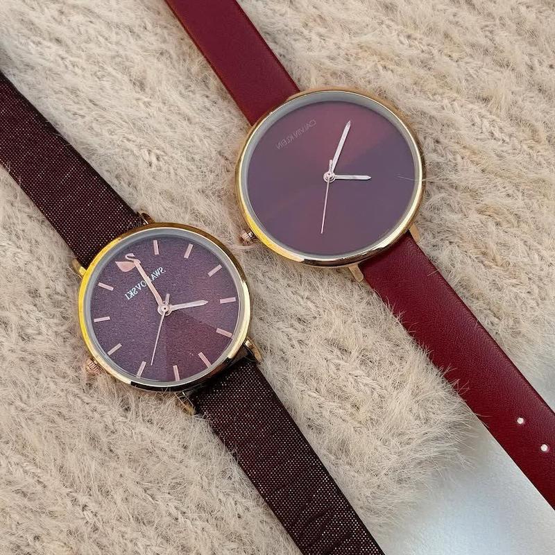 ساعت زرشکی بند چرمی 