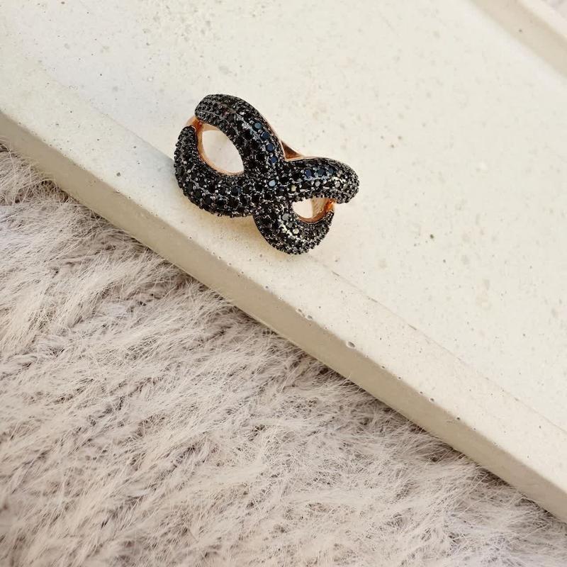 انگشتر رزگلد با نگین مشکی