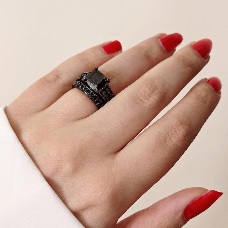 حلقه کریستال مشکی با پشت حلقه