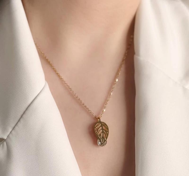 گردنبند برگ استیل