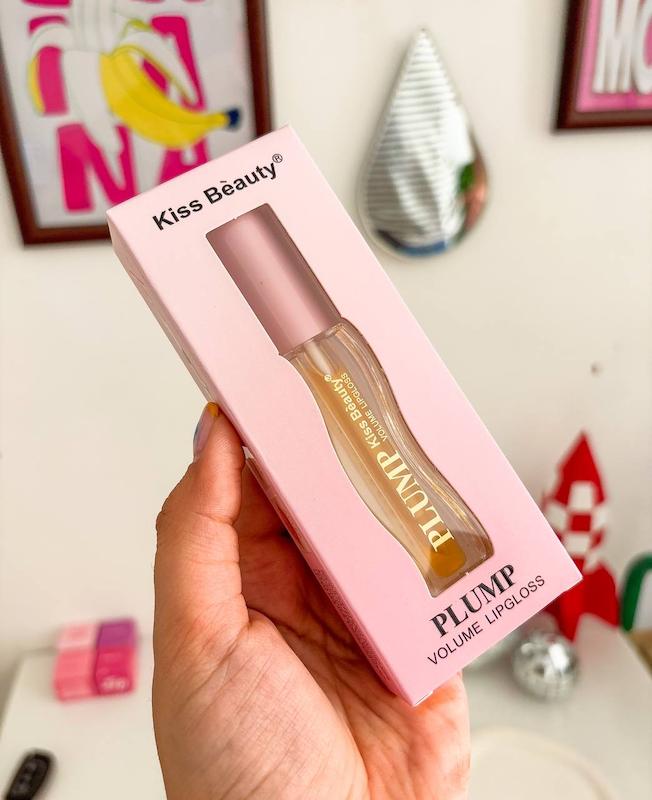 لیپ گلاس حجم دهنده لب طرح گیسو برند kiss beauty 