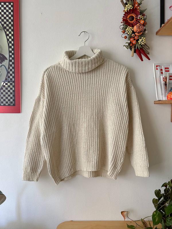 بافت نرم و لطیف یقه اسکی کرمی برند bershka