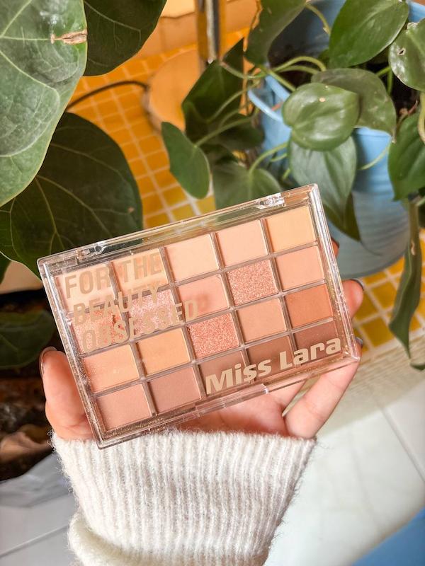پالت سایه ۲۰ رنگ قهوه ای و کرمی برند miss lara