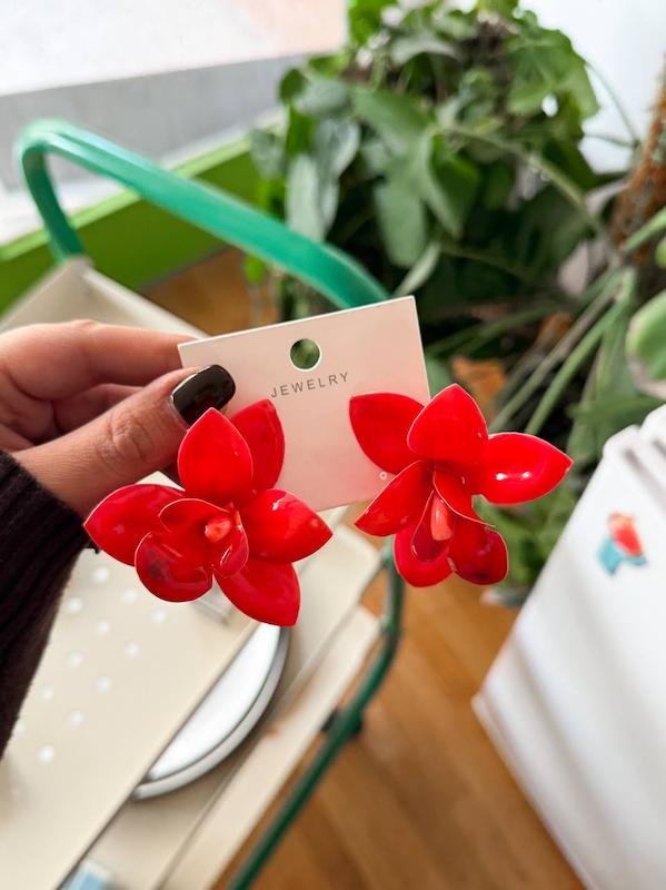 گوشواره گل قرمز ( جنس پلاستیکی ) وراداتی