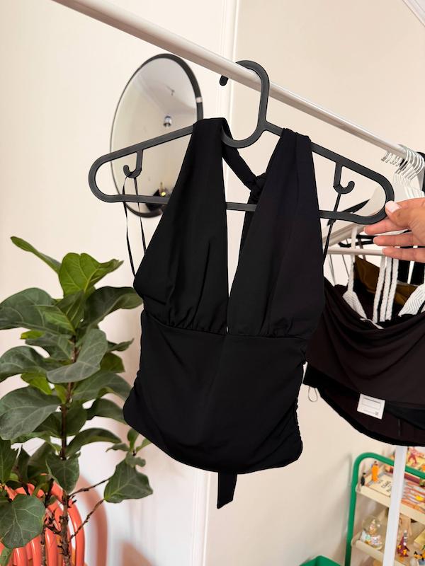 تاپ پشت گردن گره ای مشکی برند stradivarius