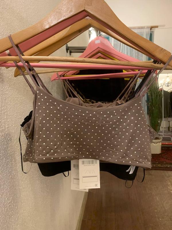 تاپ نگین دار کرمی نسکافه ای برند Zara