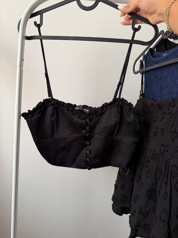تاپ بندی دکمه ای ساتن مشکی برند Zara