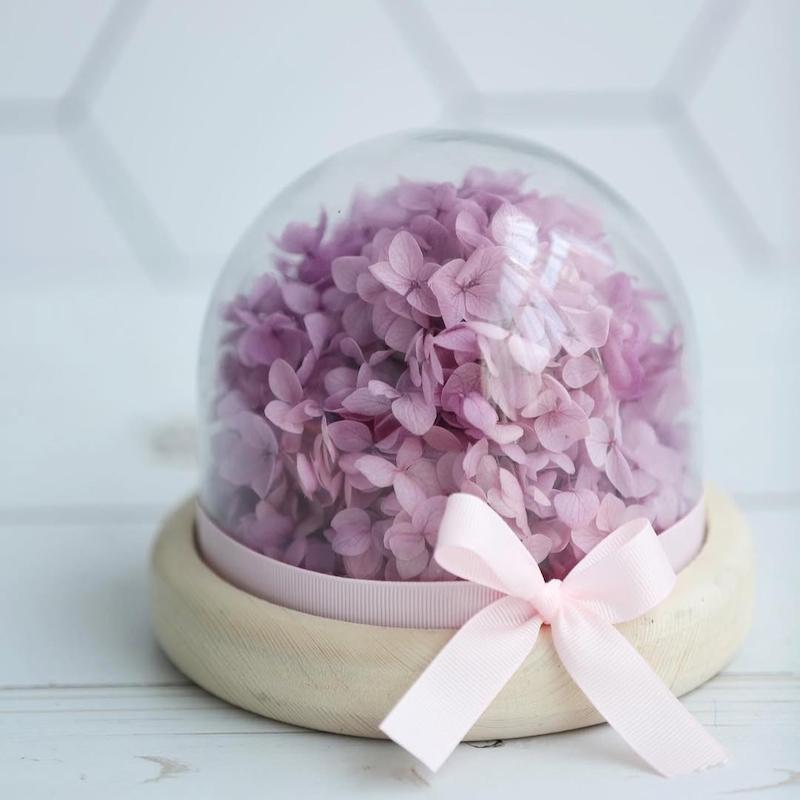 باکس گوی با گل هورتانسیا جاودان صورتی هدیه عاشقانه با طراحی ظریف و ماندگار