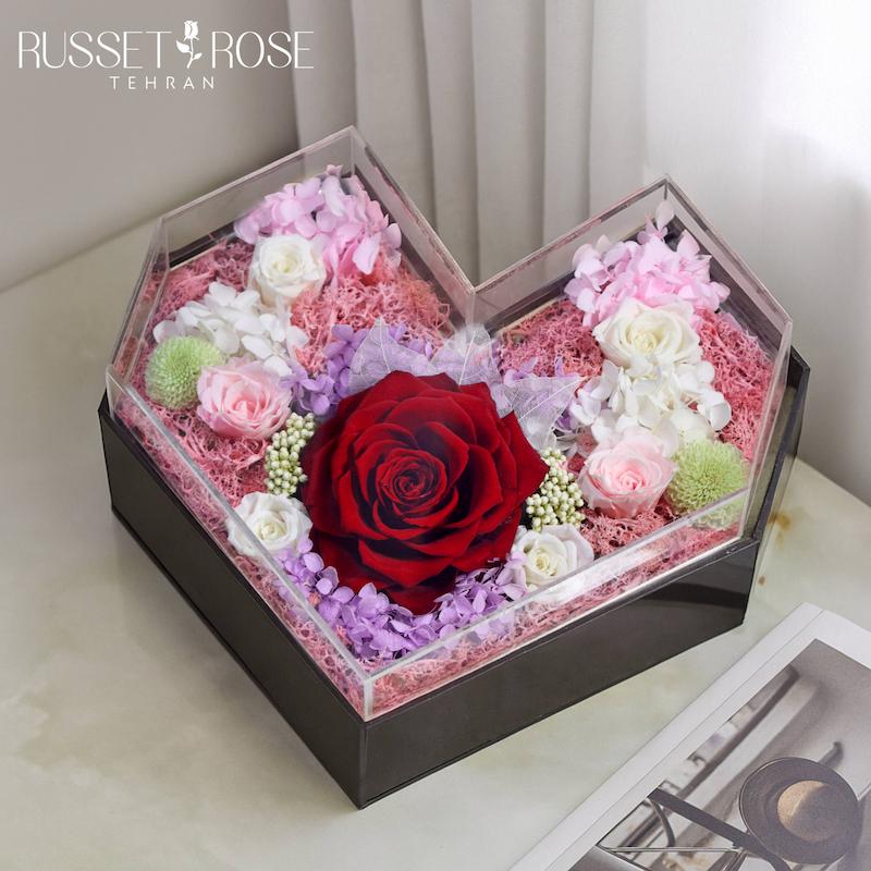 باکس قلبی با رز جاودان قرمز کینگ و گل های طبیعی هدیه عاشقانه و لوکس راسِت رُز