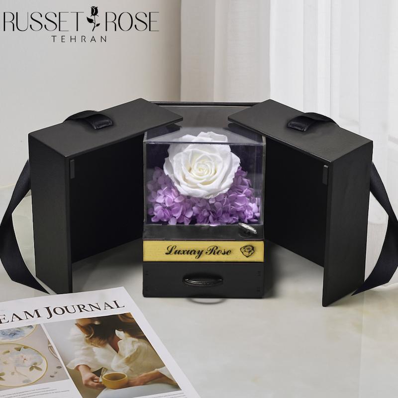 باکس موزیکال سوپرایزی با رز جاودان کینگ سفید به همراه هورتانسیا جاودان یاسی 