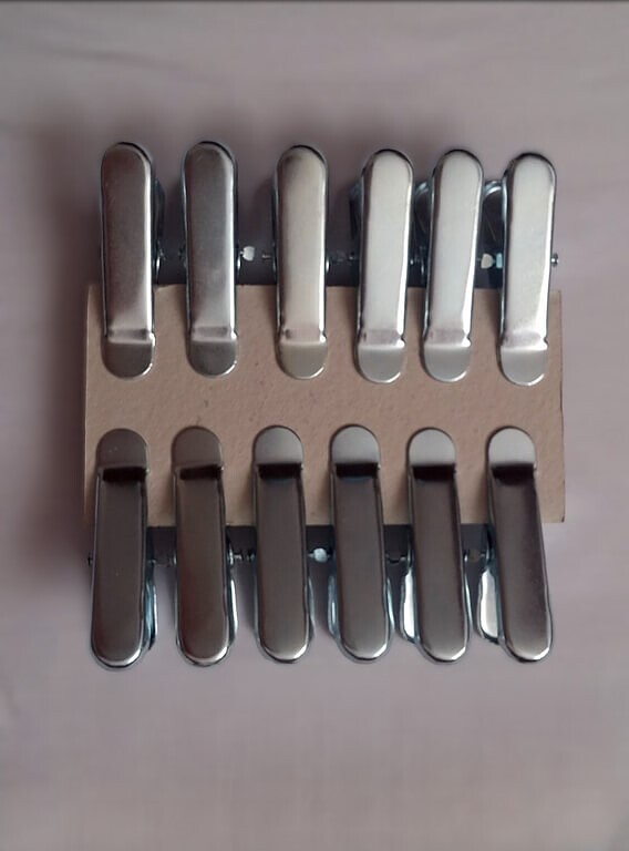 گیره لباس فلزی بسته 12 عددی -12 closed metal clothes pegs