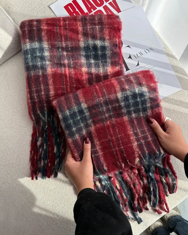 بیگ اسکارف چهارخونه ، بیگ اسکارف قرمز ، بیگ اسکارف یلدایی ، شال موهر قرمز ، استایل با بیگ اسکارف ، قیمت بیگ اسکارف ، یلدایی